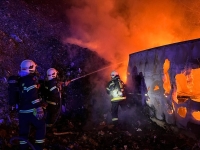 Brand in müllverarbeitendem Betrieb fordert 6 Feuerwehren